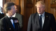 Boris Johnson, este martes con la princesa Ana, en el palacio de Westminster, en Londres