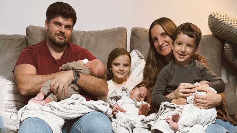 María y Beni, padres de cinco hijos: «Fuimos a por el tercero, y nos vinieron tres a la vez»