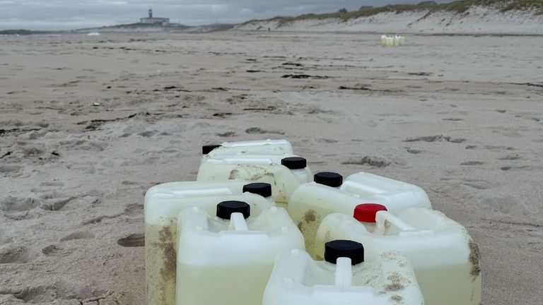 Aparecen 17 bidones de gasolina en Carnota que podrían estar relacionados con una narcolancha interceptada en Portugal