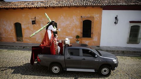 Jess Nazareno cargando la cruz este Viernes Santo por las principales calles de El Salvador en coche, como una manera alternativa a las tradicionales procesiones de la Semana Santa