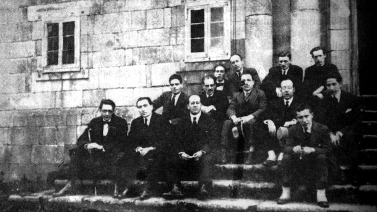 Durante a Asemblea Nacionalista celebrada en 1922 en Monforte tomouse esta fotograf�a no mosteiro de San Vicente do Pino. Castelao (primeiro pola esquerda) aparece na imaxe con �nxel Casal, Ant�n Losada Di�guez, Ant�n Villar Ponte, Ram�n Otero Pedrayo, Roberto Blanco Torres e o poeta Manuel Antonio, entre outros