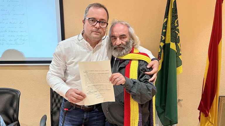 Rafael Castillo (á dereita), co alcalde da Pobra, José Luis Maceda, no pleno que este venres retirou a Franco a alcaldía honorífica deste Concello