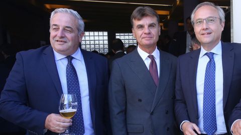 De izquierda a derecha, el director regional de Galicia del Banco Sabadell, Juan Candamo; el director de las grandes empresas de Vigo del Banco Sabadell, Ramón Correa; y el director de sostenibilidad del Banco Sabadell, Ignacio Rodríguez