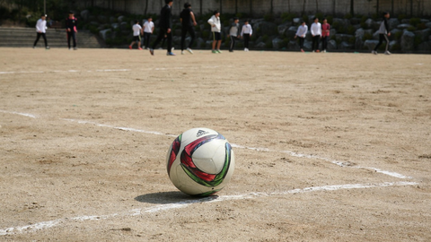 bal�n de f�tbol en una pista polideportiva