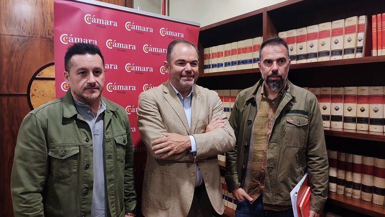 El presidente de la Cámara de Comercio de Oviedo, Carlos Paniceres, junto a los secretarios generales de UGT y CCOO de Asturias, Javier Fernández Lanero y José Manuel Zapico.
