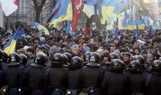 Una barrera de policas contiene a los ucranianos que se congregaron frente al Parlamento durante la mocin de censura.