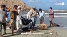 Voluntarios recuperan cuerpos en la playa de Derna