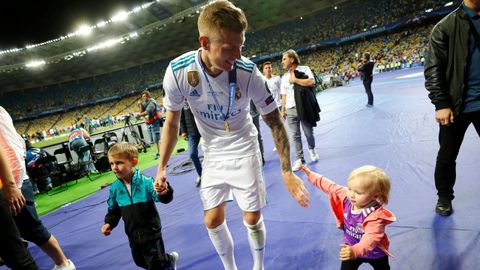 Toni Kroos junto a sus dos hijos. 