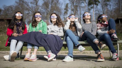 Varias adolescentes observan el eclipse solar desde Zrich (Suiza) 