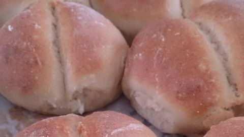 PAN DE MERLUZA. Masa madre elaborada a base de productos marinos y levadura de la zona. Realizada por el maestro panadero Jorge Gutiérrez.