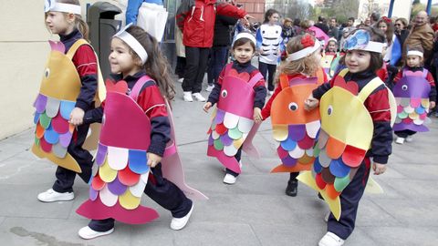 Desfile de comparsas del colegio Beln por el Carnaval