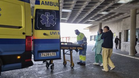 En una imagen de archivo, una ambulancia en el servicio de Urxencias del Hospital Clnico de Santiago