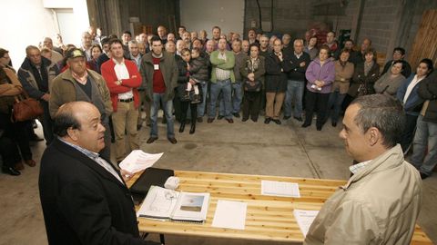 ASAMBLEAS EN EL 2012. El entonces alcalde coristanqués, Antonio Pensado, con vecinos afectados en mayo del 2012, en una reunión en un local de A Rabadeira.