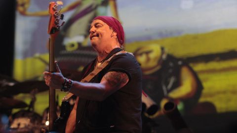 Fernando Mainer, uno de los dos guitarristas de Mgo de Oz, en el concierto de Monforte