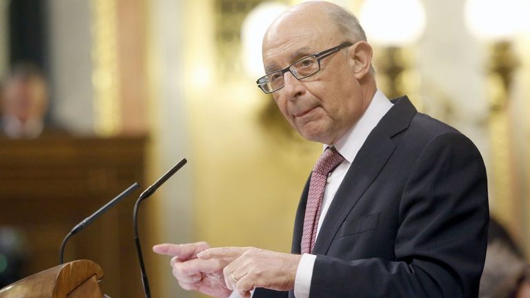 El juez no ve delito en que Montoro accediera a información confidencial sobre sus rivales
