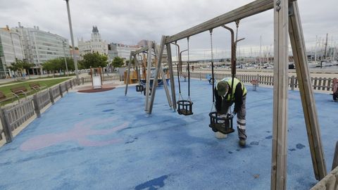 Operario municipales limpian y desinfectan el parque infantil de la Marina