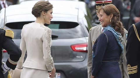 La reina Letizia conversa con Sgolne Royal, ministra francesa de Ecologa. 