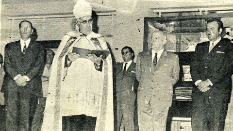 El obispo bendijo la escuela cuando se inaugur, en el ao 1971