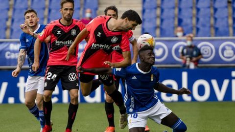 Samuel Obeng trata de rematar un bal�n ante la oposici�n de Carlos Pomares