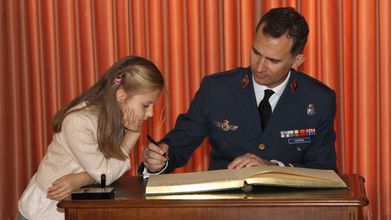 Leonor, en su primer acto militar el 2 de mayo del 2014, observa cómo su padre firma en el libro de honor de la Academia del Aire de San Javier