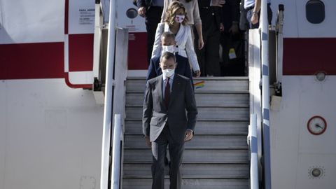 El rey desciende este jueves del avión que le llevó a Santiago de Chile, seguido del presidente del Senado, Ander Gil; de la vicepresidenta segunda Yolanda Díaz y de la ministra Irene Montero