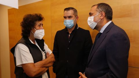 El conselleiro de Sanidade, Julio Garca Comesaa, a la derecha, charla con la enfermera Chelo Rodrguez y con el director de Enfermera de Pontevedra, Juan Vzquez