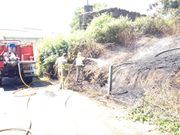 Agentes forestales de la Xunta enfriando el terreno afectado por el fuego