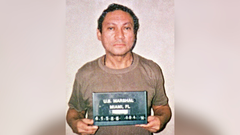 Manuel Antonio Noriega posa con su ficha policial en Estados Unidos un d�a despu�s de ser detenido por la DEA