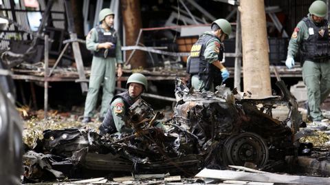 Varios miembros del escuadrn antiexplosivos tailands inspeccionan los restos de un vehculo despus del ataque de este mircoles con un coche bomba
