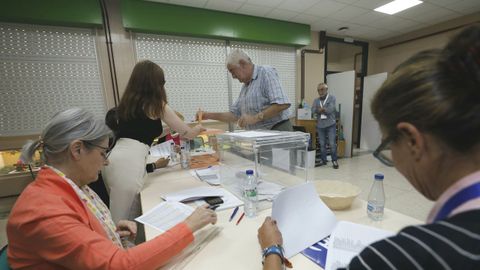 Gente votando en una mesa electoral de Celeiro. Viveiro