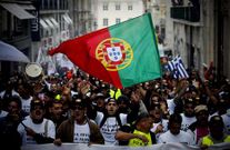 <span lang= es-es >En pie de guerra</span>. A lo largo de estos tres aos, los portugueses no han dejado de clamar en las calles contra la dictadura de la austeridad impuesta por los hombres de negro.