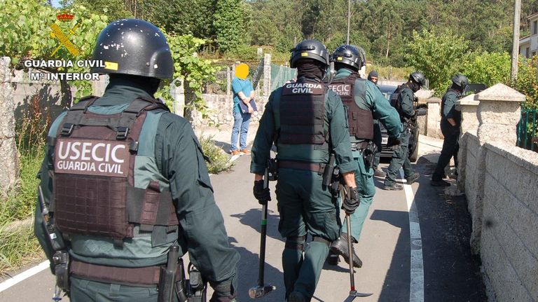 La Guardia Civil detiene en Portas a un multirreincidente con una orden de ingreso en prisión pendiente y el botín de sus robos en casa