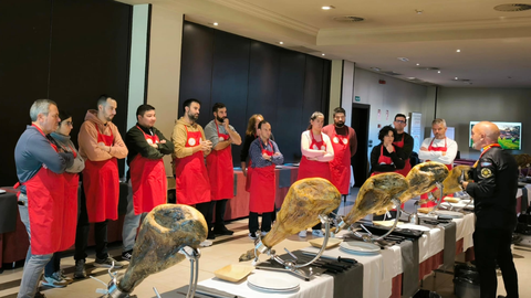 La Escuela Nacional de Cortadores de Jam�n de Espa�a imparte cursos por todo el territorio nacional