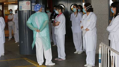 Trabajadores sanitarios, en la entrada del Hospital Montecelo de Pontevedra