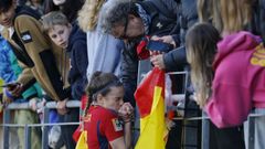 Tere Abelleira coge la mano de su padre en el partido de cuartos de final del Mundial con Países Bajos