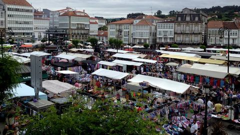 El color volvió a la plaza de García Hermanos con la feria de Betanzos