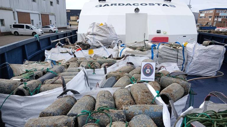 Otros 800 cacharros ilegales del pulpo decomisados en A Guarda, y ya van 15.000 este año en Galicia