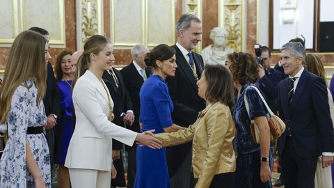 La princesa Leonor, junto a la infanta Sof�a, la reina Letizia y el rey Felipe VI, saluda a la ministra de Defensa en funciones, Margarita Robles, durante el besamanos