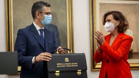 Carmen Calvo, la hasta ahora ministra de la Presidencia, Relaciones con las Cortes y Memoria Democrática, entrega su cartera a Félix Bolaños
