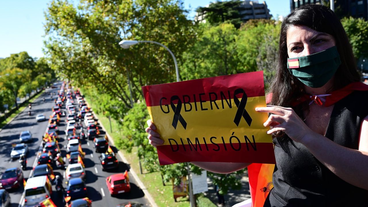 Cientos de simpatizantes de Vox salen en caravana por el centro de