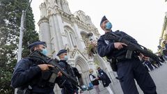 La policia vigilan la entrada de la iglesia de Notre Dame en Niza