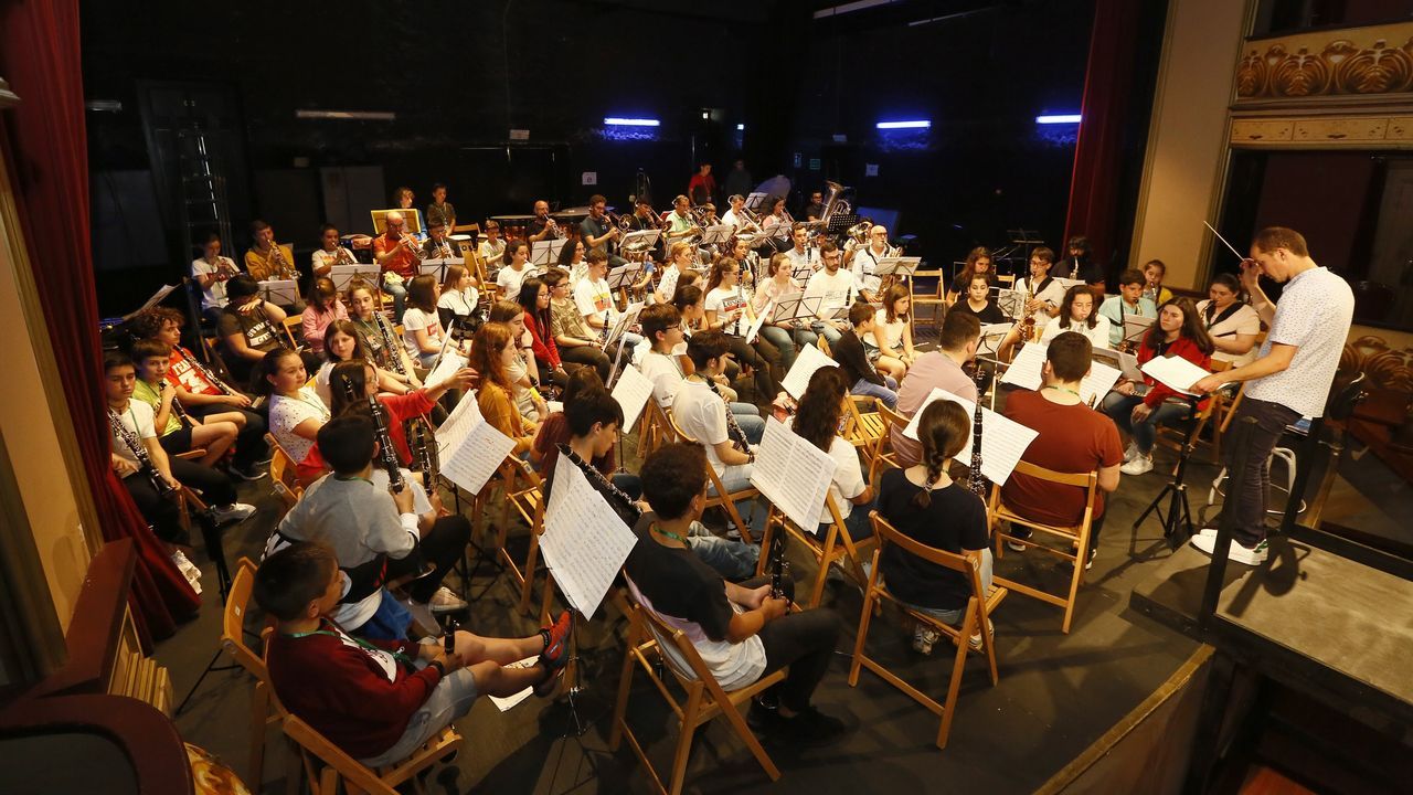 La banda lucense Man de Santo ofrece un concierto en el Clavic�mbalo