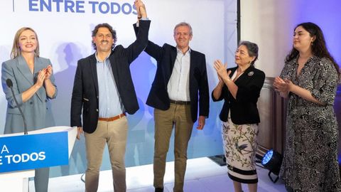 Rueda, en el centro, con el candidato, Valentín Calvín, y la conselleira de Política Social (izquierda)