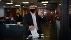 El empresario Antoni Caete votando en una sede de Pimec 