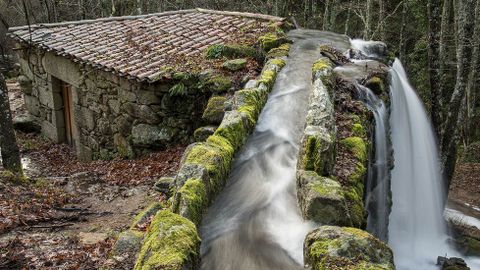 El mismo canal desbordando agua en una época de lluvias invernales