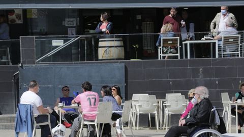 En A Corua, la soleada maana invit a muchos a disfrutar de las terrazas. Este era el ambiente a media maana en la calle Barcelona y en la plaza de As Conchias