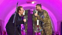 Bono, junto a Taras Topolya, cantante de la banda Antytila que ahora sirve en el Ejrcito ucraniano, en el concierto en la estacin de metro Khreshatyk de Kiev.