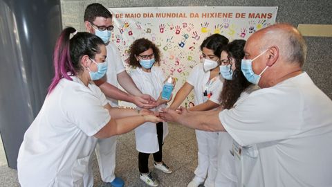 La enfermera supervisora de medicina preventiva Merche Castro, en el centro, con compañeros en el hospital Montecelo, en Pontevedra