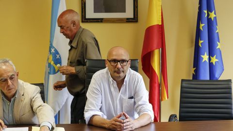 Fernando Taboada, nuevo alcalde de Beade, en primer trmino. Detrs, tras dejar el asiento de regidor, Senn Pousa