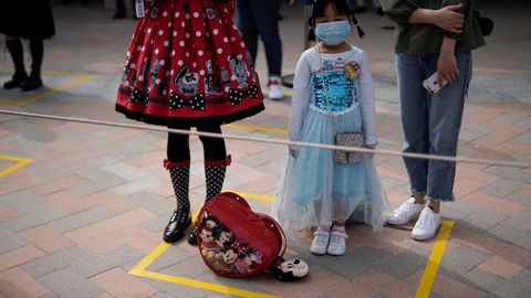En el parque de atracciones de Disneyland Shanghai deben mantener la distancia social